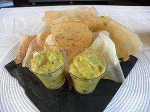 Guacamole à la papaye et ses chips épicées