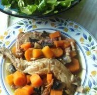 Lapin aux carottes et aux champignons frais