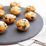 Muffins apéritifs au roquefort et raisins au vin