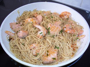 Nouilles chinoises aux crevettes et saumon