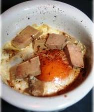 Oeuf cocotte aux éclats de foie gras et à la poudre de tonka