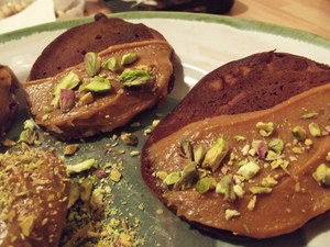 Pancakes au chocolat, caramel au beurre salé et pistaches