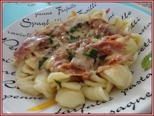 Pâtes au gorgonzola, jambon fumé et tomates séchées