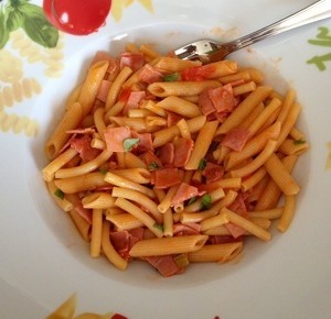 Pâtes au jambon et sauce tomates 