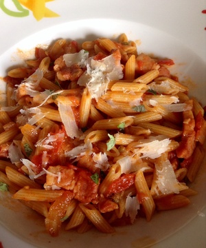 Pennes aux lardons, câpres et tomates