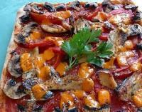 Pizza aux filets de sardine, champignons et mimolette