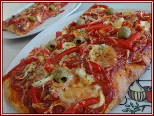 Pizza aux poivrons rouges et olives vertes