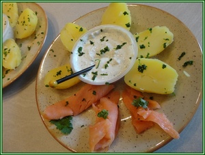 Pommes de terre, saumon fumé et fromage blanc "bibeleskaes" 