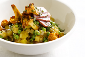 recette - Risotto de pommes de terre, girolles, petits pois et canard fumé