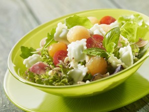 recette - Salade de ravioles au basilic, jambon cru et melon