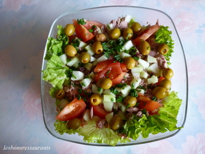 Salade de tomates, thon et concombre