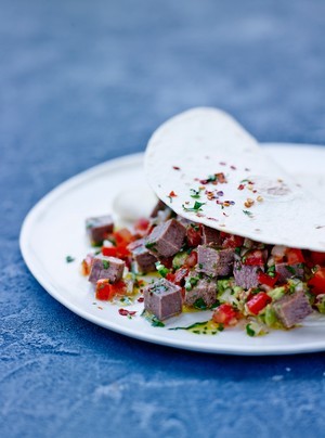 Tacos à la langue de boeuf, salsa mexicana