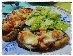 Tartines au magret de canard, tomates et mozzarella