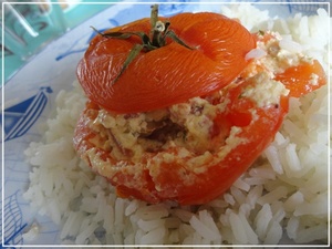 Tomates farcies au chèvre frais, champignons et lardons