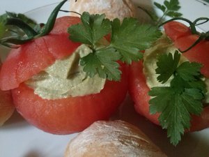 Tomates au guacamole de fève