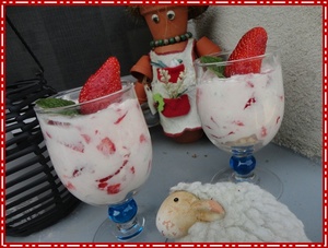 Verrine de fraises, meringue et fromage blanc