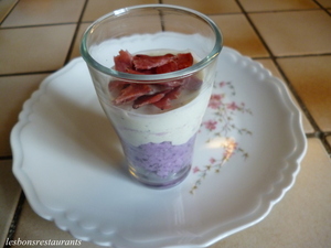 Verrines apéritives à la mousse de vitelotte, mousse de roquefort et décoration au bacon