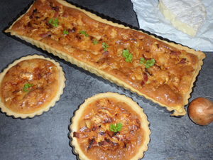 Tarte aux oignons, lardons et camembert