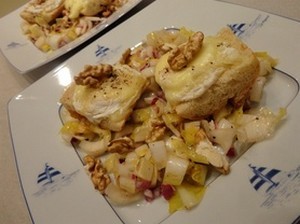 recette - Rocamadours chauds au miel, salade d'endives aux noix