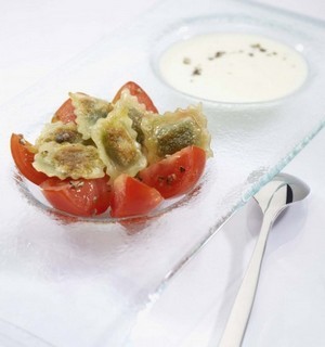 Tomates-cerises, ravioles au basilic et crème de mozzarella