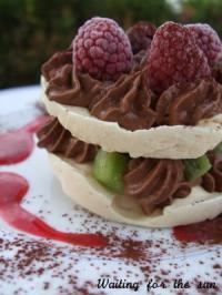 recette - Tours meringuées mousse de chocolat kiwis et framboises