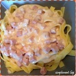 Tagliatelles à la crème de parmesan, jambon et tomate