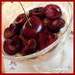 Coupe au yaourt, cerises et pralin