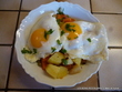 Oeufs sur le plat sur une jardinière de légumes