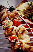 Brochettes de suprêmes de pintade grillée à la fleur de thym