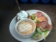 Camembert chaud, jambon cru, salade et pomme au four