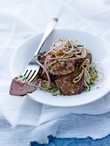 Foie d’agneau poêlé aux épices et sa salade d’oignon rouge